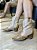 Bota Western Bege/Caramelo Com Detalhe Hilary - Imagem 1