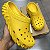 SALEHE BEMBURY X CROCS SARU CLOG CITRINE (COMPLETO) - Imagem 1