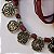 COLAR DE TECIDO BORDO COM MEDALHAS PRATEADAS - Imagem 4