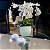 Arranjo de Orquídea Permanente no Vaso de Vidro Branco - Imagem 1