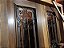 Linda porta de entrada em madeira escura com almofadas e ferro forjado nas grades, impecável, - Imagem 2