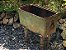 Lenheiro, Antiga caixa em ferro com pés em ferro fundido, restos de policromia verde, pegadores em argolas em ferro, - Imagem 1