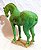 Estatueta chinesa modelada em cavalo, ao gosto do período tang. Coberta por esmalte tonalidade verde. Séc. XX. Med. Alt. 27.5 cm. x Compr. 27 cm. - Imagem 4