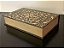Linda caixa em madeira imitando livro com pintura dourado mede:33x22x7 - Imagem 4
