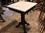 Antiga e linda mesa de botequim com pés em ferro fundido, moldura em madeira entalhada e tampo de mármore branco, mede 50x50x80 cm de altura - Imagem 3