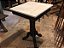 Antiga e linda mesa de botequim com pés em ferro fundido, moldura em madeira entalhada e tampo de mármore branco, mede 50x50x80 cm de altura - Imagem 1