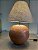 Abajur em cerâmica em forma de bola , cúpula em linho, instalação nova, nunca usado, mede 45x30 cm diâmetro a peça de cerâmica - Imagem 4