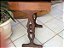 Antiga mesa bandeja, estilo ingles, em madeira nobre com detalhes nos pés recortados, filetadas e cavilhada , mede 60x45x85 cm de altura - Imagem 4