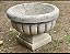 Lindo vaso em pedra apicada com detalhes de gomos, base em peddra , mede 85x60 cm altura - Imagem 1