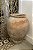 Antigo e imponente vaso de barro bojudo de grossa espessura, resistente, mede 93 x 65 cm largura - Imagem 1