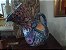 Jarra de cerâmica com diferente design, com alça, toda pintada a mão com cores vivas, peça assinada pelo artista de Tiradentes, minas gerais - Imagem 2