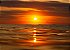 Nascer do sol e um belo céu laranja em fotografia aquática - Imagem 1