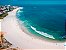 Fotografia aérea de um belo mar azul e faixa de areia - Imagem 1