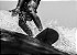 Surfista na onda em preto e branco - Imagem 1
