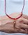 Colar de Miçangas de Iansã Vermelho com Pingente Alfange Dourado – 40 cm - Imagem 1