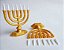 Miniatura Porta Óleo - Menorah (Candelabro) Plastico Dourado (amarelo) com Velas removíveis - 8cm x 6,5cm x 2cm - Imagem 1