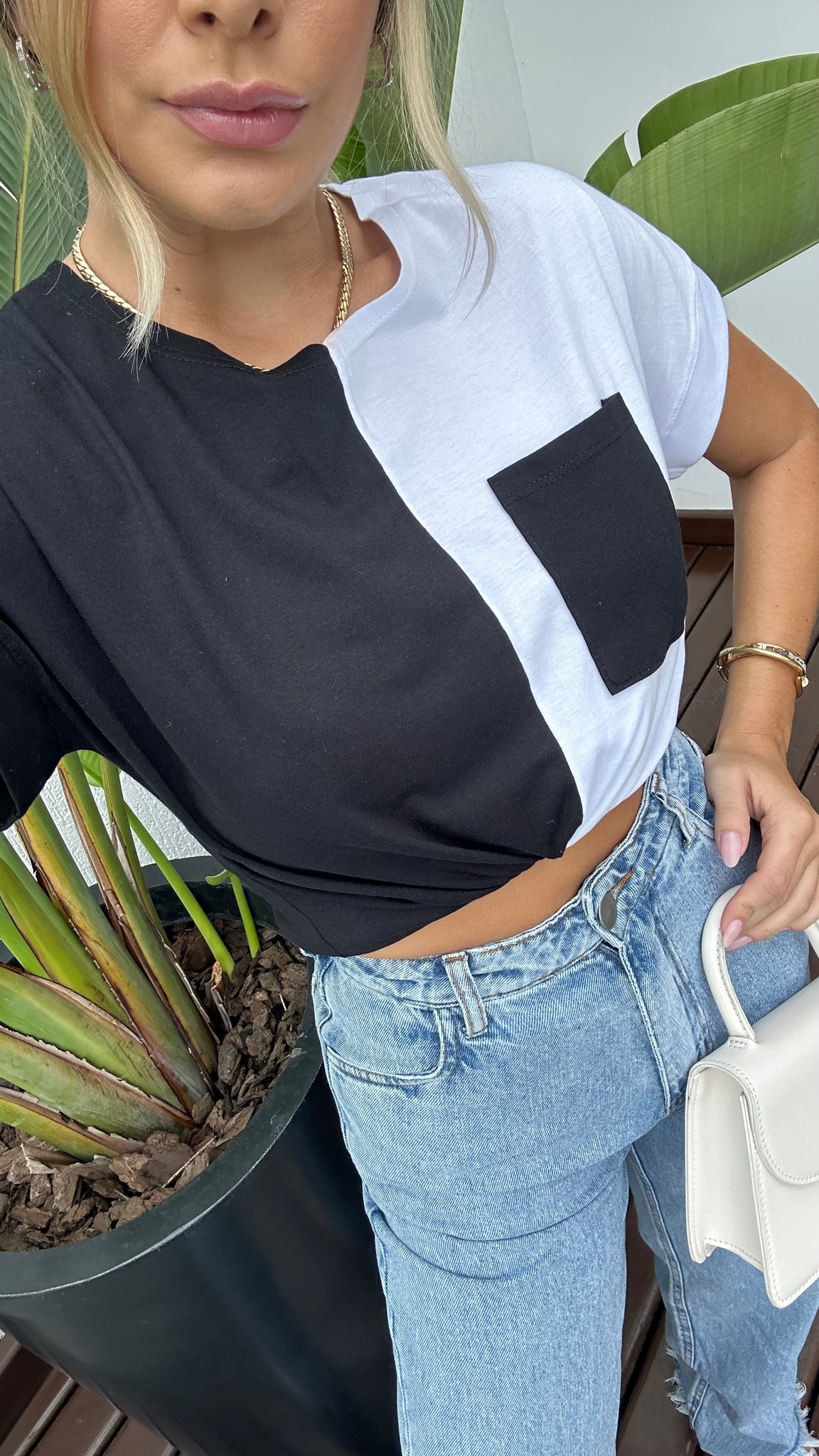 T-SHIRT ERIKA COM BOLSO BRANCA E PRETA - Imagem 4