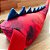 Cauda Dinossauro Vermelha Estampada com detalhes - Fantasia Infantil - Imagem 3