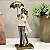 ESTATUETA DECORATIVA CASAL COM GUARDA CHUVAS - Imagem 1