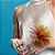 COLAR ESCAPULÁRIO FLORAL PERFUME DE MULHER PRATA E CRISTAL - Imagem 3