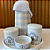 Kit Higiene Bebê Ursinho Azul com Garrafa Térmica – Bandeja Redonda de Porcelana - Imagem 1
