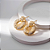 Brinco Redondo Detalhes Cravejado Zircônias Incolor Banho de Ouro 18k - Imagem 2