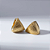 Argola Triangular Texturizada Banho de Ouro 18k - Imagem 3
