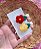 KIT COM 2 PRESILHAS BICO DE PATO COM FLORES BORDADAS (AMARELA E VERMELHA) - Imagem 1