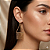 Brinco Grande Triangular Dourado com Correntes e Strass Marrom BG2171 - Imagem 2