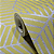 Papel de Parede Geométrico Tons de Amarelo e Prata Rolo com 10 Metros - Imagem 3