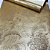 Papel de Parede Floral em Tom de Dourado Rolo com 10 Metros - Imagem 3