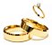 Combo Alianças  Chanfrada 6mm De Noivado e Casamento Douradas em Aço + Anel Solitário Liso ( 2 anos de garantia) - Imagem 1