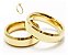 Combo Alianças De Noivado e Casamento Chanfrada 6mm Douradas em Aço + Anel Solitário Liso ( 2 anos de garantia) - Imagem 1