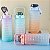 Kit 2 Garrafa 2 Litros e 900ML Rosa e Azul C/ Canudo Frases - Imagem 2