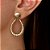 Brinco trabalhado folheado a ouro 18k - Imagem 2