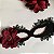 Máscara de renda preta com detalhe de rosa Fantasia Bailes de Máscaras Cigana - AB89 - Imagem 2