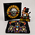 KIT EXCLUSIVO GUNS N' ROSES - CAMISETA + MINI DISPLAY DE MESA + ADESIVO - Imagem 1