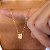 Colar Escapulário Mini Corrente Elo Português - Banho 12 Camadas Ouro 18k - Sagrado Coração de Jesus com Nossa Senhora do Carmo - Imagem 8