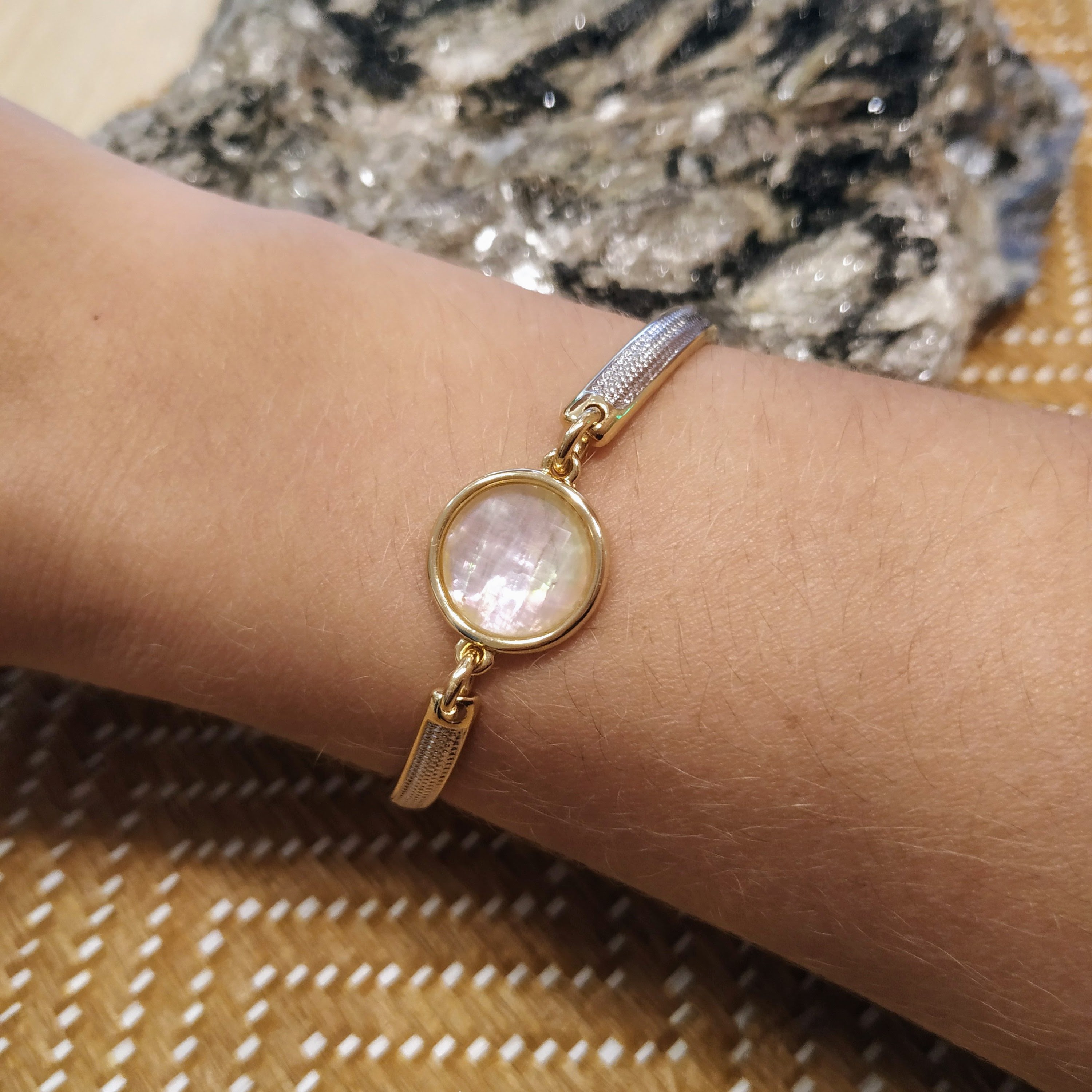 Pulseira Bracelete Pingo Cristal Perolado com Detalhe em Ródio Branco - Imagem 2