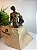 Peça decorativa em resina homem na pedra bronze - Imagem 4
