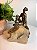 Peça decorativa em resina homem na pedra bronze - Imagem 3