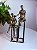 Escultura em resina duas pessoas sentadas - Imagem 1