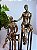 Escultura em resina duas pessoas sentadas - Imagem 3