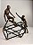 Escultura em resina duas pessoas com dois - Imagem 3