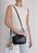 Bolsa Feminina Pequena Kate Charms Tag SS24 Schutz Preta - Imagem 6