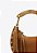 Bolsa Pequena Camurça Rebite Tiras Ziper Alça Madeira Vicenza Camel - Imagem 5