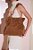 Bolsa Shopper Grande Camurça Alça Corrente Amarração Lateral Luiza Barcelos Camel - Imagem 7