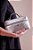 Bolsa Vanity Pequena Em Couro Metalizado Avestruz Prata Luiza Barcelos - Imagem 6