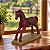 Escultura Decorativa Cavalo Vermelho com Sela – Estilo Country - Imagem 1