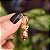 Brinco argolinha penduricalhos flores pérola barroca marrom ouro semijoia - Imagem 3